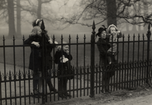 128373 Afbeelding van v.l.n.r. de prinsessen Beatrix, Irene en Margriet (op de arm bij een gouvernante) bij het hek van ...